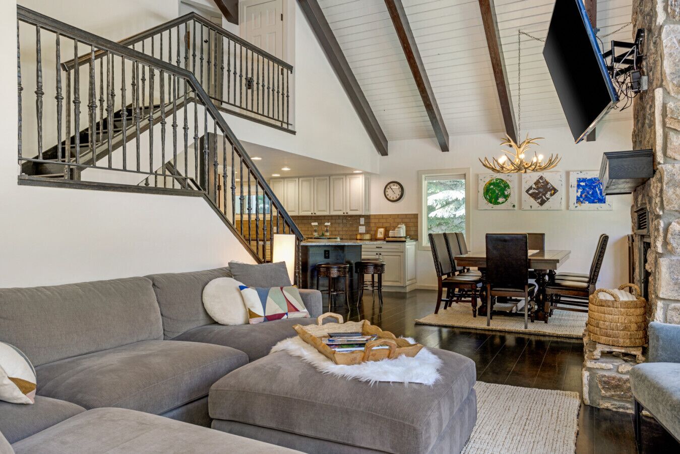 Televisión, chimenea, estéreo