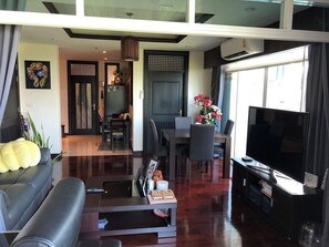 Living area - คอนโดตากอากาศสไตล์รีสอร์ท ติดสระว่ายน้ำ ชายหาดส่วนตัว (Tambon Hua Hin)