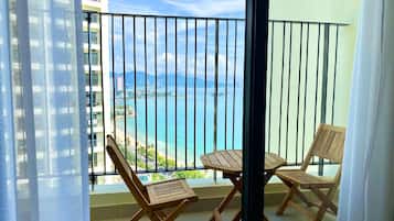 Estudio superior, 1 cama King size, vista parcial al mar | Terraza o patio