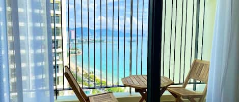 Superior Studio, 1 King Bed, Partial Sea View | Terrace/patio