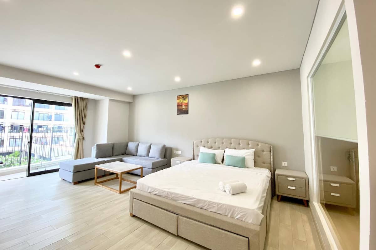 Standard Studio, 1 King Bed, Pool View | Desk, laptop workspace, free WiFi, bed sheets