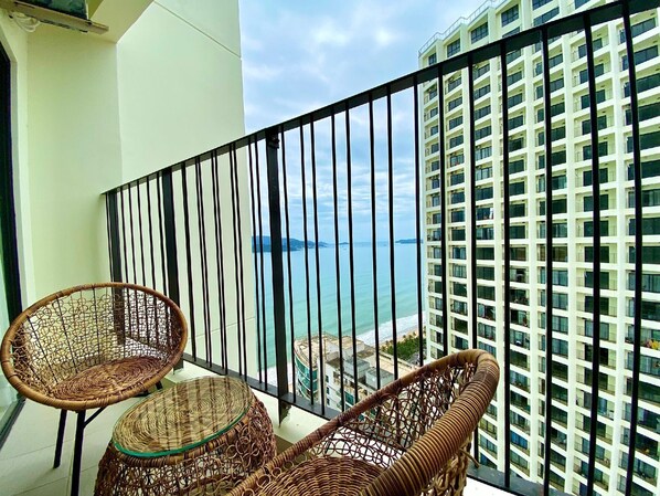 Superior Studio, 1 King Bed, Partial Sea View | Terrace/patio