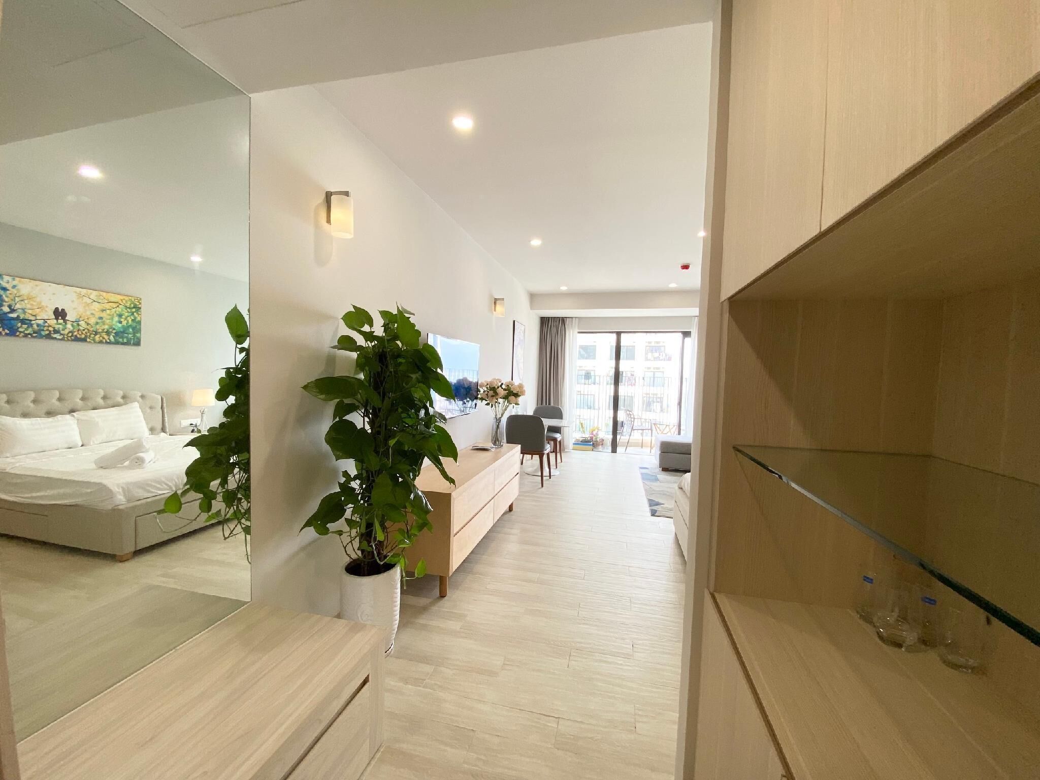 Superior Studio, 1 King Bed, Partial Sea View | Desk, laptop workspace, free WiFi, bed sheets