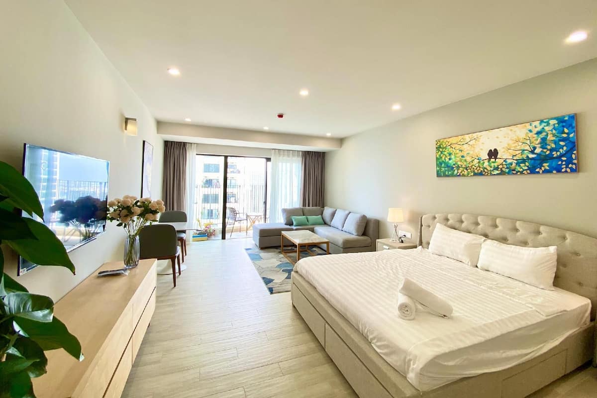 Superior Studio, 1 King Bed, Partial Sea View | Desk, laptop workspace, free WiFi, bed sheets
