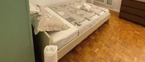 2 bedrooms, iron/ironing board, free WiFi, bed sheets