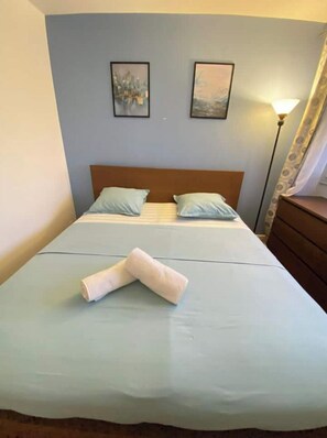 2 makuuhuonetta, silitysrauta/-lauta, ilmainen Wi-Fi, vuodevaatteet