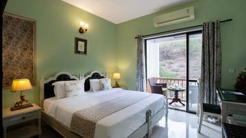 9 bedrooms, WiFi, bed sheets