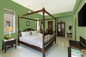 9 bedrooms, WiFi, bed sheets