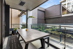 Balcony - Modish living in Wynyard Quarter (Auckland)