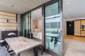 Balcony - Modish living in Wynyard Quarter (Auckland)