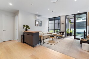 华丽公寓 | 起居区 | 50-英寸智能电视（配备数码频道）、Netflix、流媒体服务