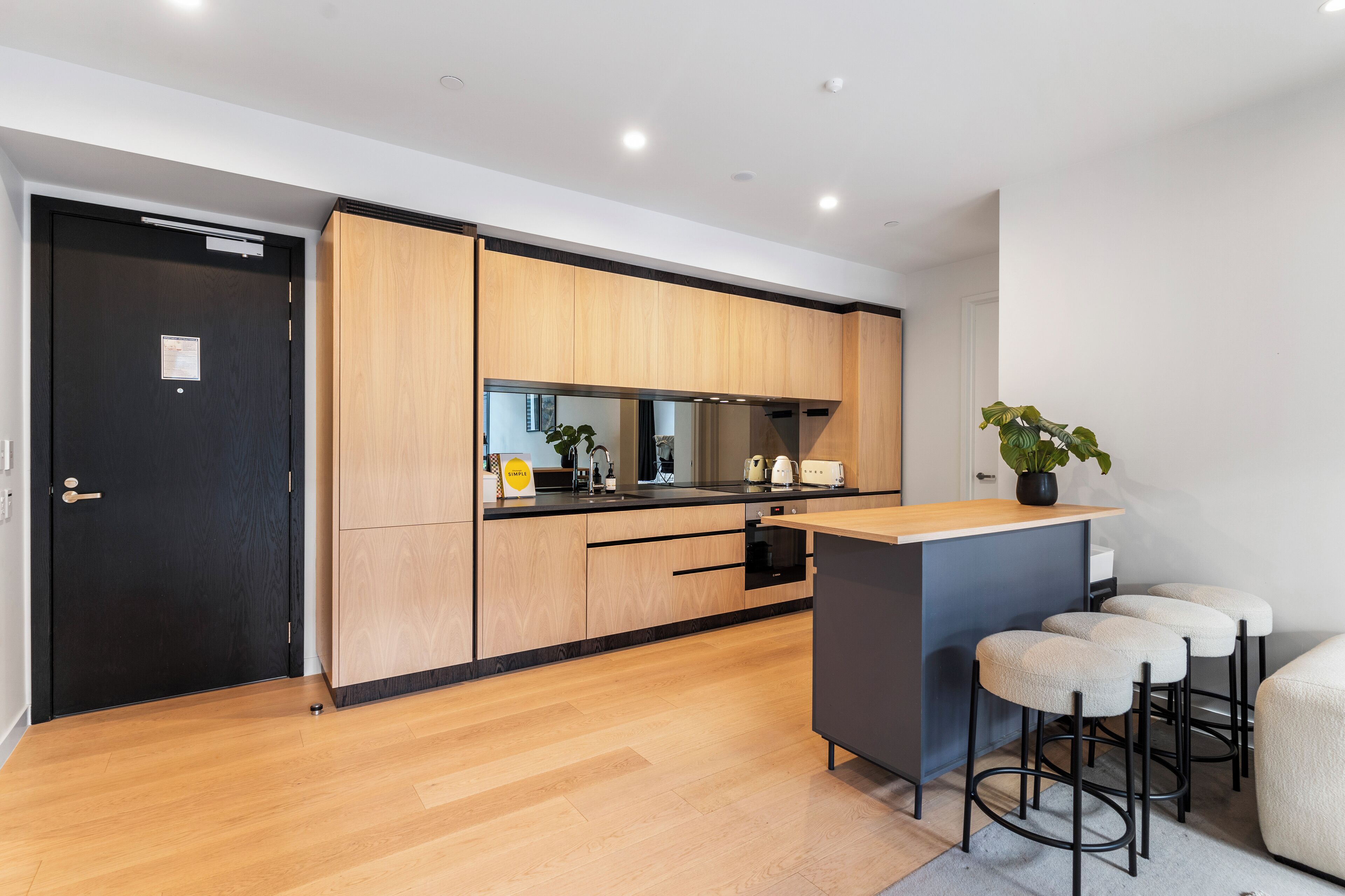 デラックス アパートメント | リビング エリア | 50 インチのスマートテレビ (デジタル放送視聴可)、Netflix、ストリーミングサービス