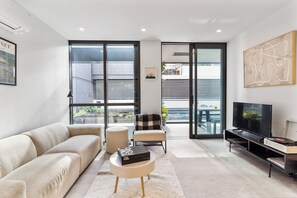 华丽公寓 | 起居区 | 50-英寸智能电视（配备数码频道）、Netflix、流媒体服务