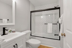 Banyera, assecador de cabells i tovalloles 