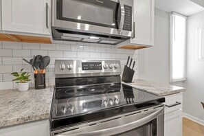 Geladeira, micro-ondas, fogão, cooktop