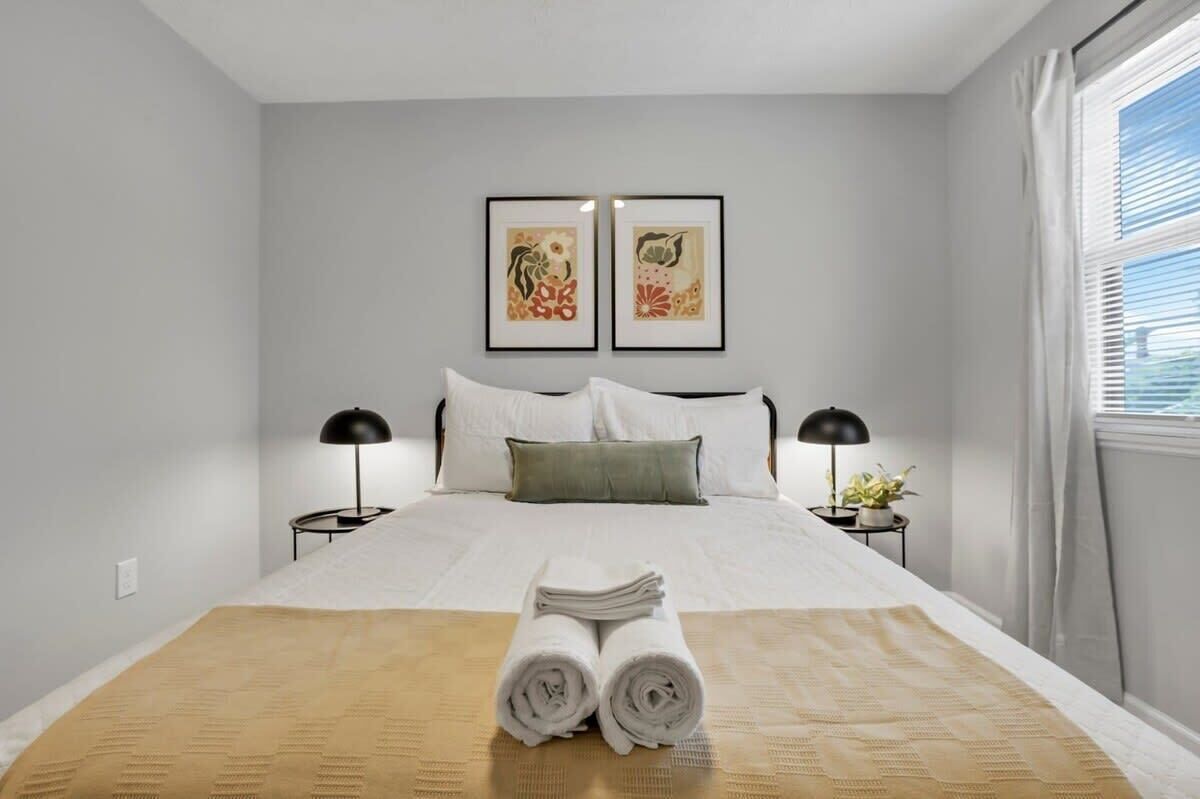 2 bedrooms, desk, iron/ironing board, WiFi