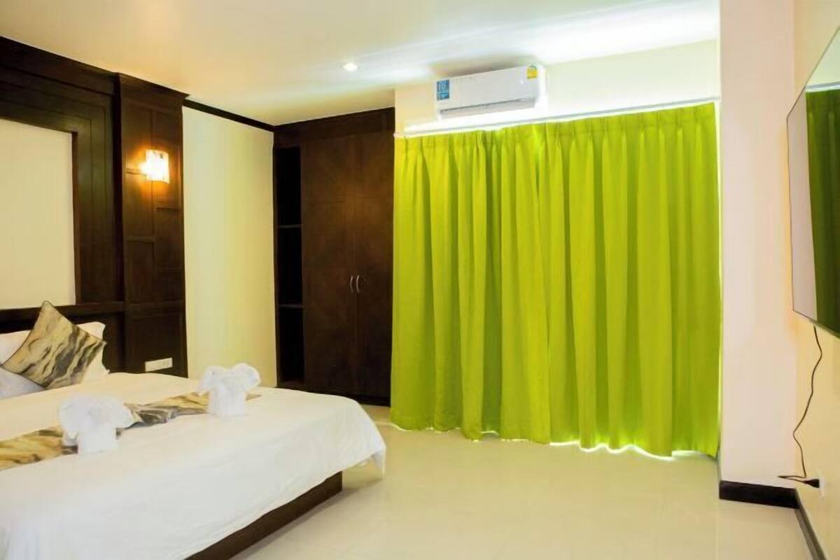 Cofres nos quartos, individualmente decorados, cortinas blackout