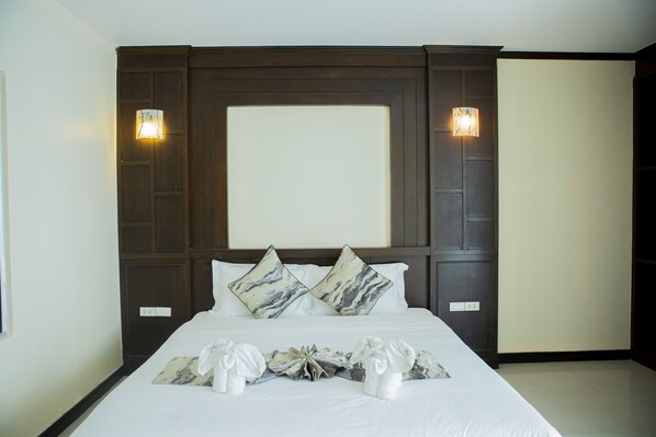 Elite Double Room | In-room safe, individually decorated, blackout drapes, soundproofing - Blue Skyline Hotel (Patong)