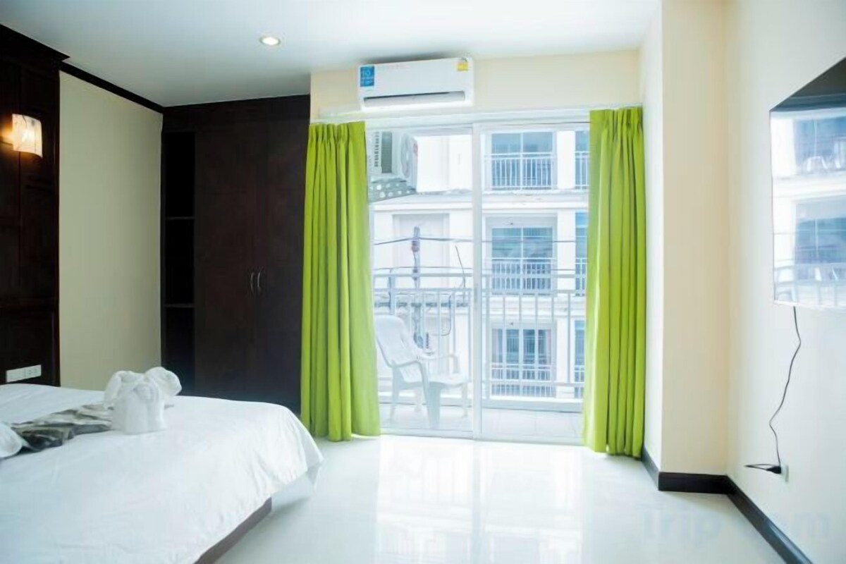 In-room safe, blackout drapes, soundproofing, WiFi (free)