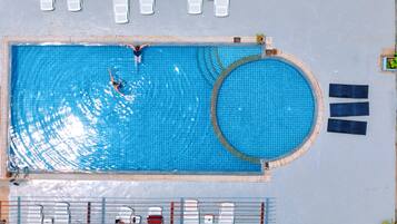 Kolam renang outdoor