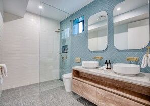 Douche, séchoir à cheveux, serviettes fournies