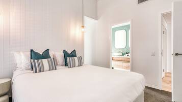 4 bedrooms, desk, iron/ironing board, free WiFi