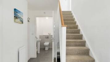 Baignoire, sĂšche-cheveux, serviettes fournies