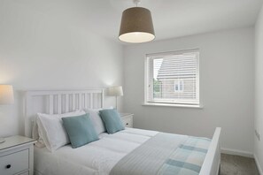 3 bedrooms, iron/ironing board, WiFi, bed sheets - Modern Home with Parking, nr Saunton Sands (Barnstaple)