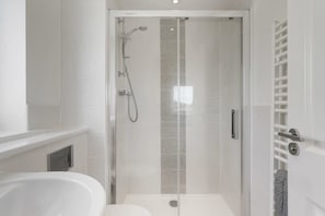 Bathtub, hair dryer, towels - Modern Home with Parking, nr Saunton Sands (Barnstaple)