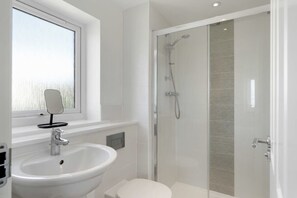 Bathtub, hair dryer, towels - Modern Home with Parking, nr Saunton Sands (Barnstaple)