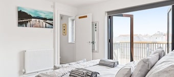 Modern Townhouse w/ Waterside Views, Turnchapel