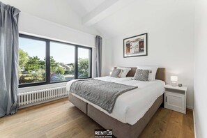 5 slaapkamers, een bureau, reisbedje, wifi