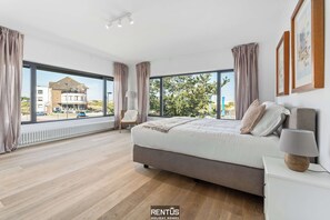 5 slaapkamers, een bureau, reisbedje, wifi
