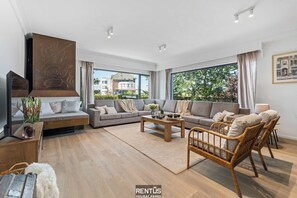 Televisie, boeken en een kantoor