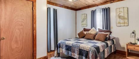 2 bedrooms, iron/ironing board, travel cot, free WiFi
