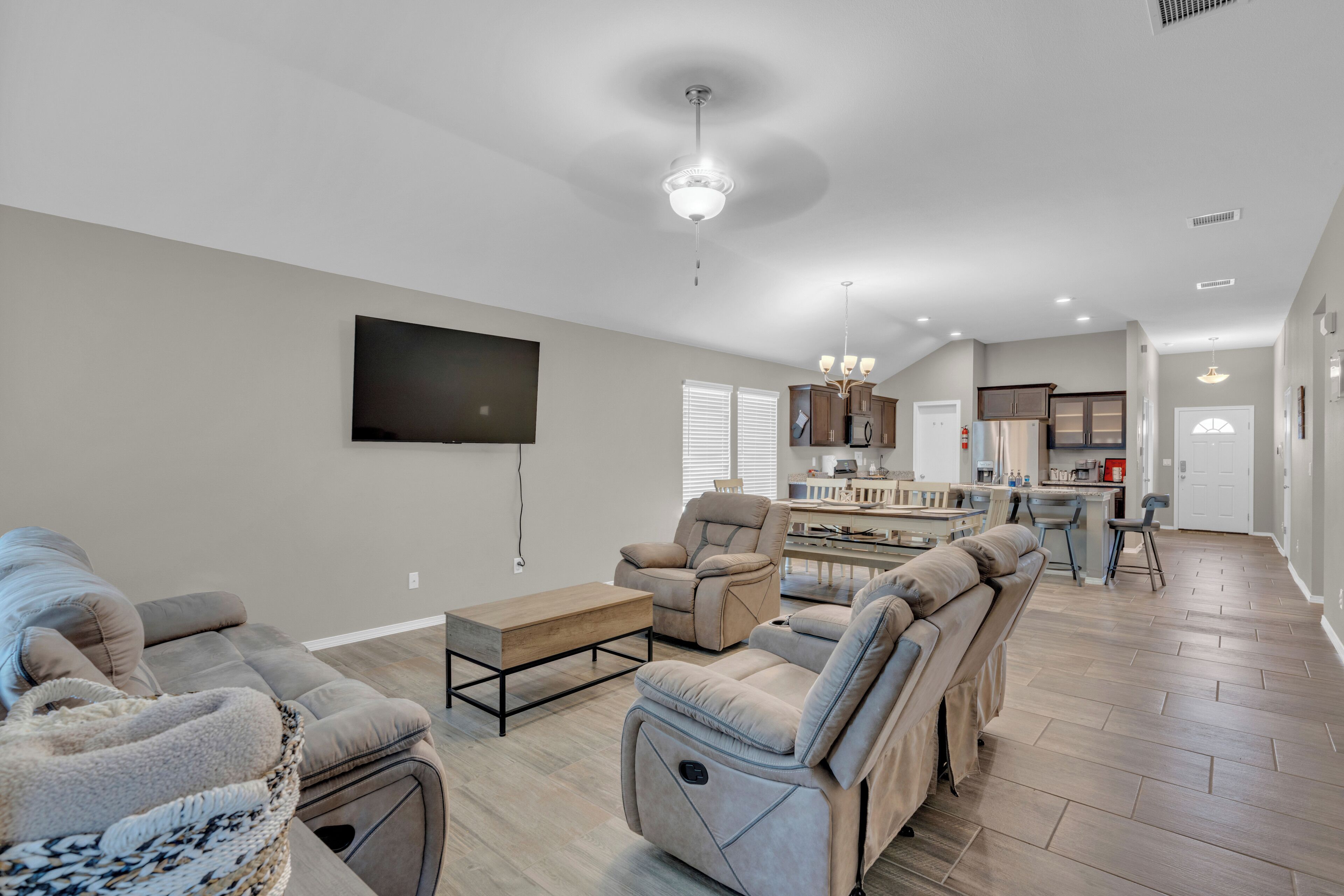 Family size home 5 minutes to I-10, shops, and food places!