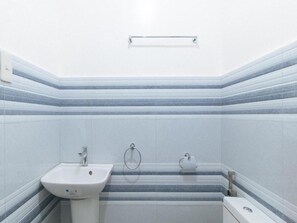 Phòng đôi Deluxe | Phòng tắm | Buồng tắm vòi sen, vòi sen phun mưa, khăn tắm, xà phòng 