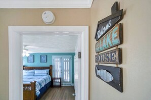 4 bedrooms, iron/ironing board, free WiFi, bed sheets - Family Friendly Waterfront Home | Private backyard (New Orleans)