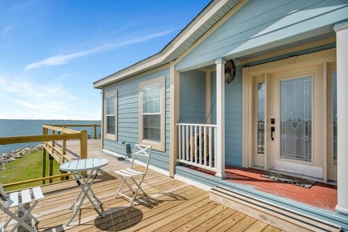 Family Friendly Waterfront Home | Private backyard