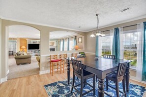 Dining - Family Friendly Waterfront Home | Private backyard (New Orleans)