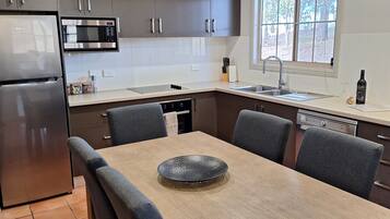 Refrigerador con freezer, microondas, horno, placa de cocina