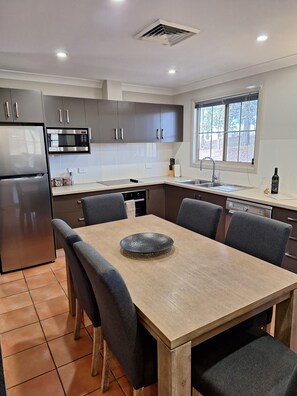 Full-size fridge, microwave, oven, stovetop