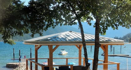 Beautiful Beach front cottage near Nelson, BC