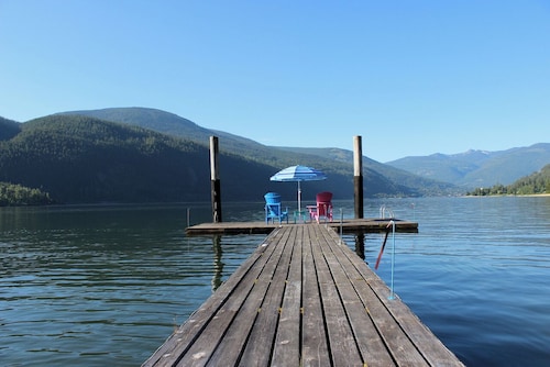 Beautiful Beach front cottage near Nelson, BC