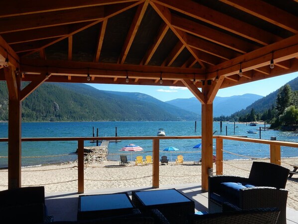 Property grounds - Beautiful Beach front cottage near Nelson, BC (Nelson)