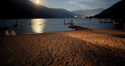 Beautiful Beach front cottage near Nelson, BC