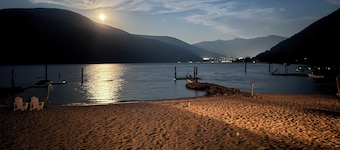 Beautiful Beach front cottage near Nelson, BC