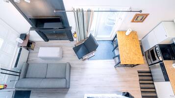 Télévision, cheminée, lecteur de DVD