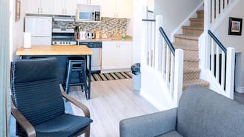 Fernseher, Kamin, DVD-Player