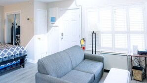 TV, fireplace, DVD player - Blue Mountain, Collingwood Loft Condo, Sleeps 4 (The Blue Mountains)
